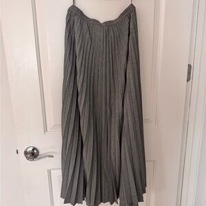 Uniqlo Gray Pleated Maxi Skirt